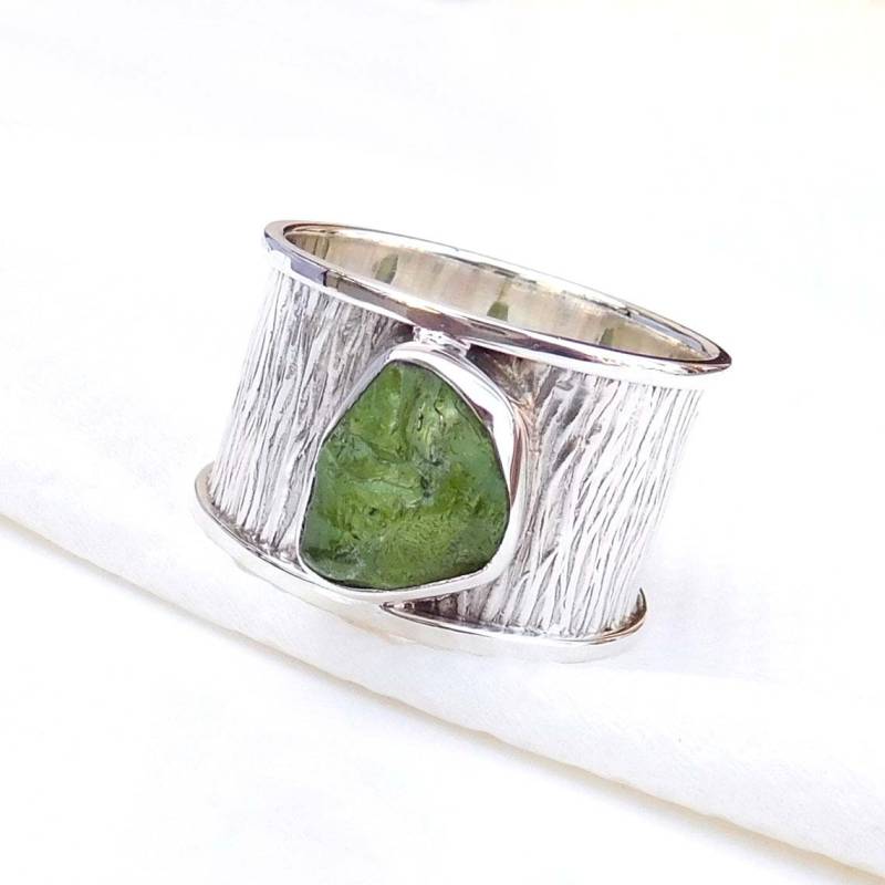 Roher Peridot Sterling Silber Ring Breites Strukturiertes Band von XLjewelry