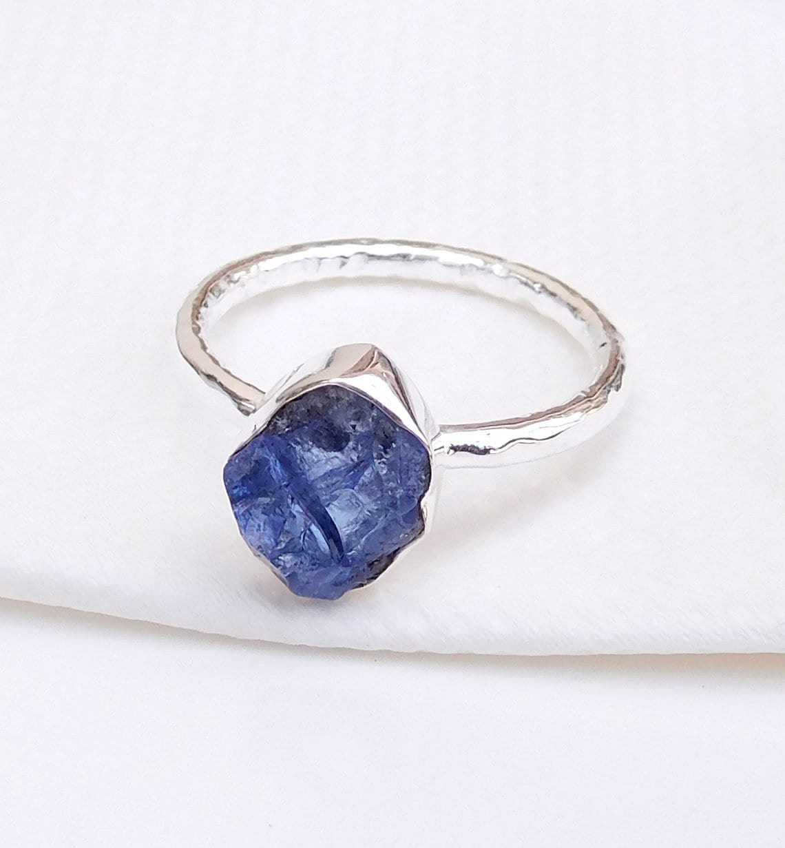 Roher Tansanit Ring Gehämmerter Sterling Silber Ring Mit Geburtsstein von XLjewelry