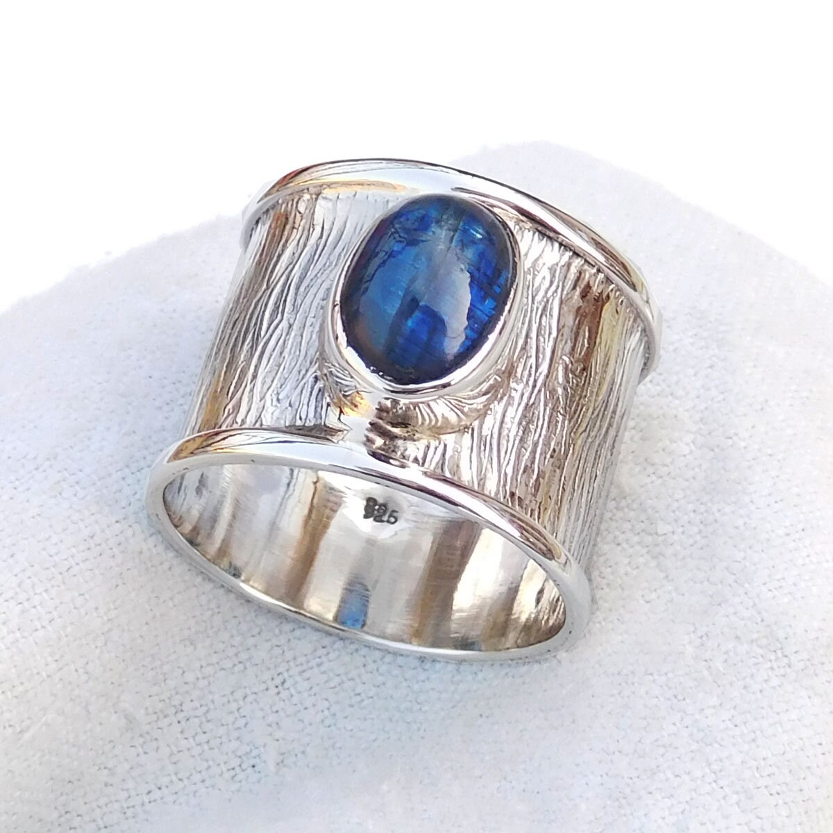 Strukturierter Sterling Silber Kyanit Ring Breites Band Blauer Stein von XLjewelry