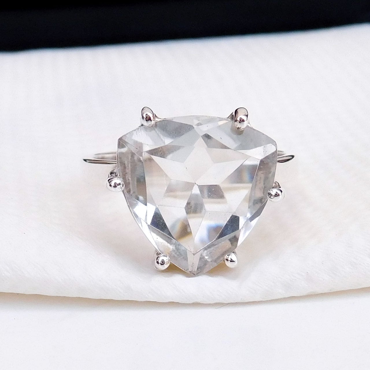 Trillion Bergkristall Ring Handgemachter Quarz Edelstein von XLjewelry