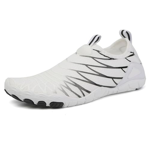 Leichte Wasserschuhe für Damen und Herren, schnelltrocknend, bequeme Barfuß-Wasserschuhe zum Wandern, zum Hineinschlüpfen, weich, für Strandsport, Surfen, Yoga, Strandspaziergänge(White,45 EU) von XMACKEEDGH