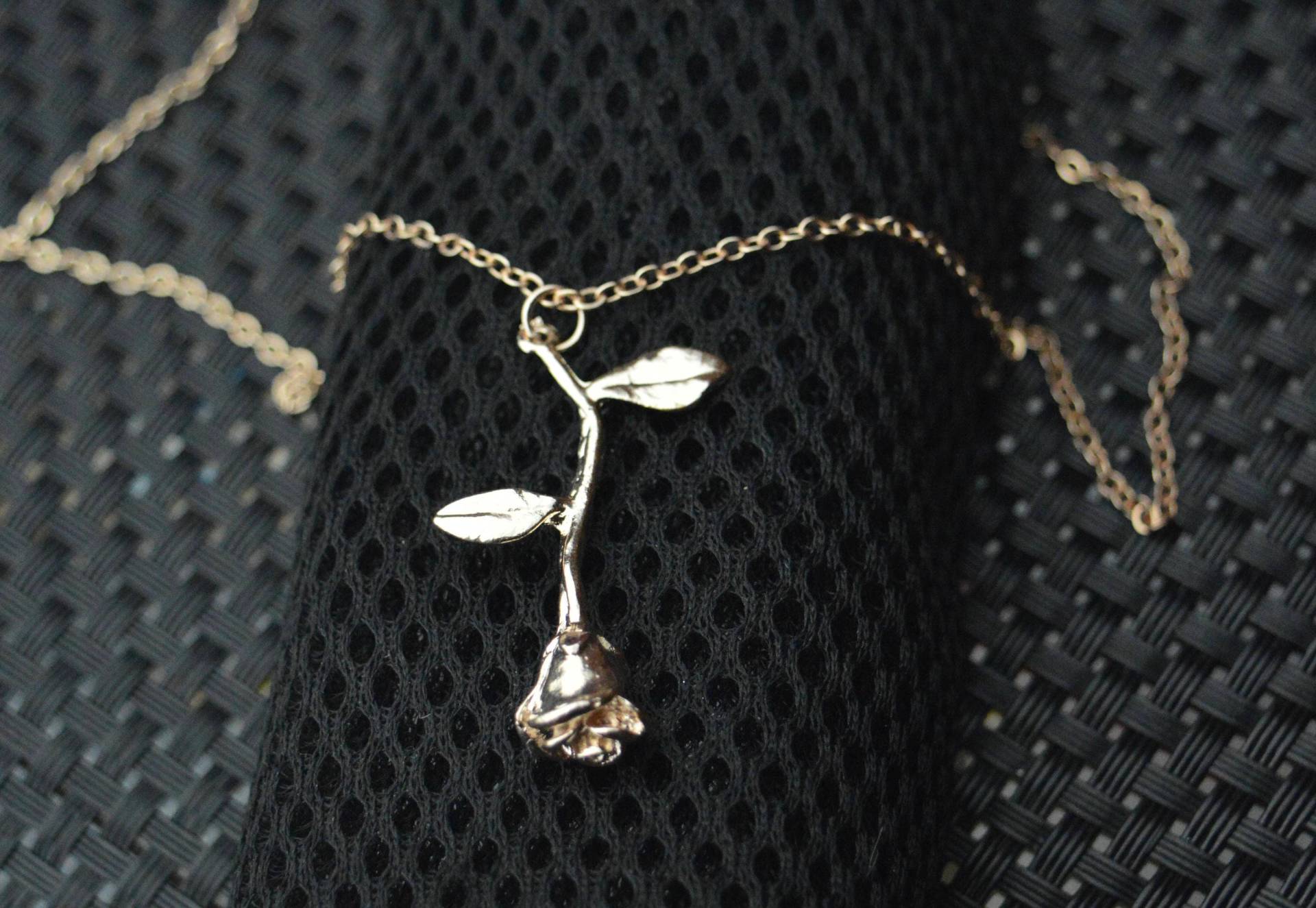 Beauty & The Beast Rose Halskette, Valentinstag Geschenk Für Frauen, Gold Rosen Anhänger, Sie, Zierliche Halskette von XOCustomJewelryGifts