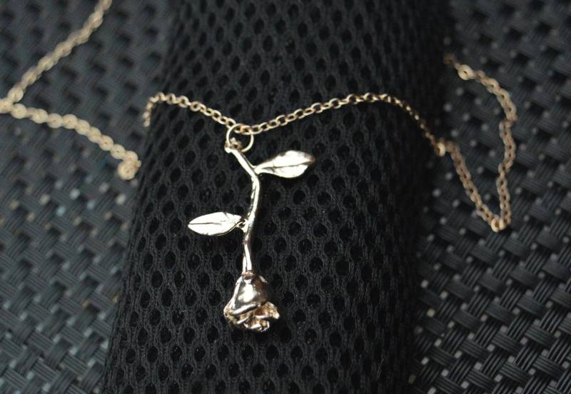 Beauty & The Beast Rose Halskette, Valentinstag Geschenk Für Frauen, Gold Rosen Anhänger, Sie, Zierliche Halskette von XOCustomJewelryGifts