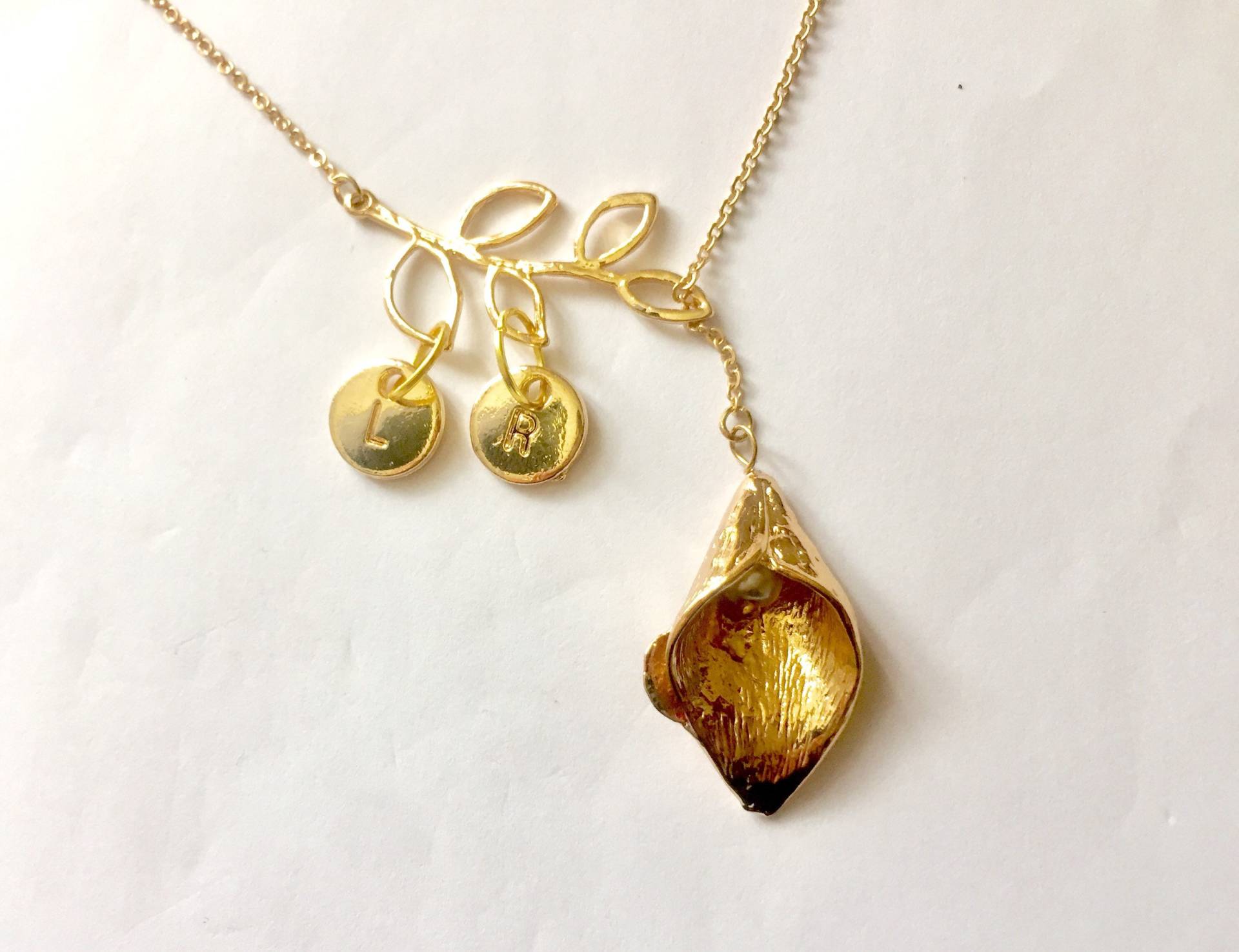 Calla Lilie Halskette Mit Initialen, Schmuck Geschenk Für Mutter, Mutter Halskette, Mama, Mama Großmutter Blatt Custom Calla Lilie Halskette Mit Initialen, Schmuck Geschenk Für Mutter, Mutter Halskette, Mama, Mama Großmutter Blatt Custom von XOCustomJewelryGifts