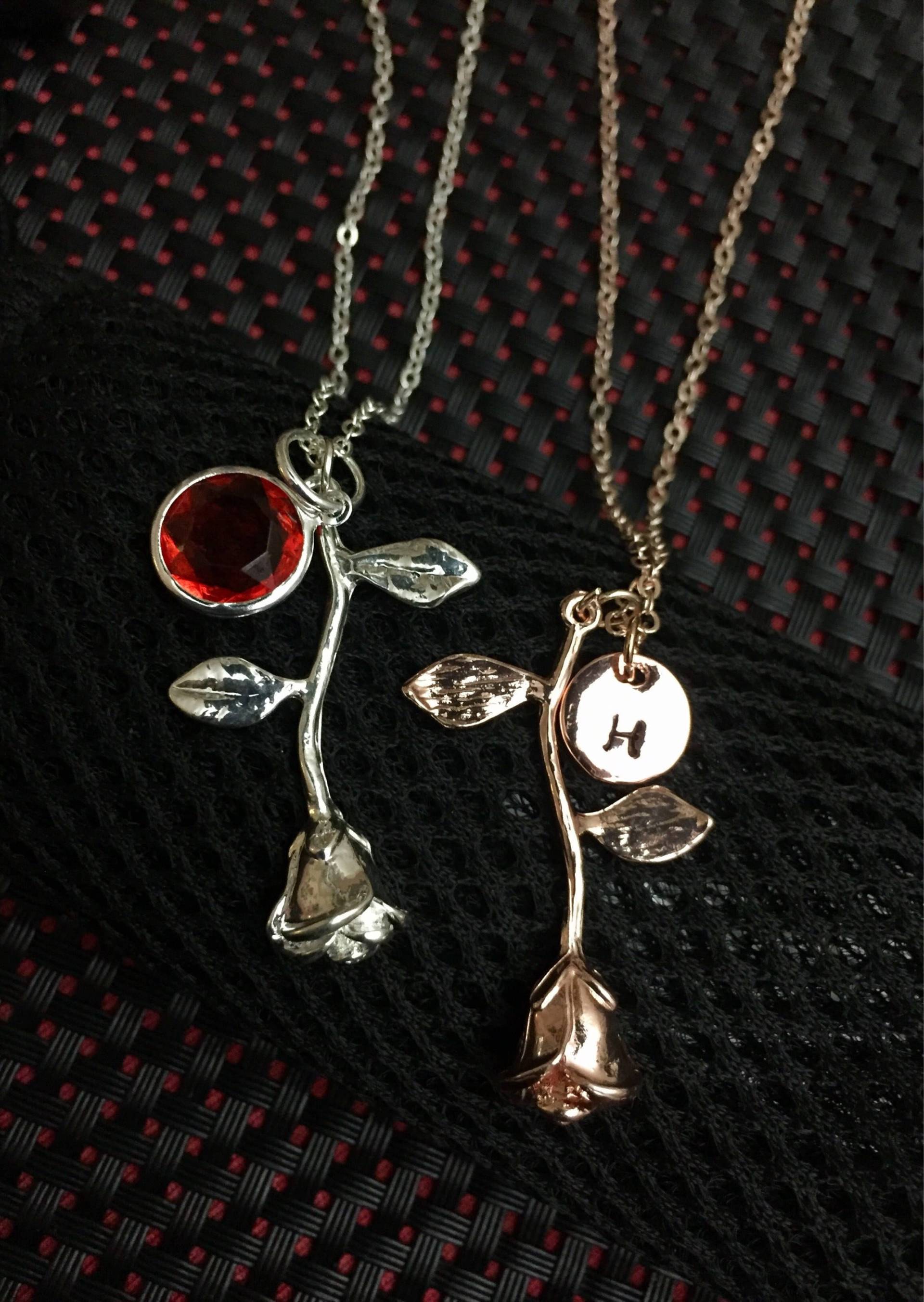 Rosen Halskette Mit Geburtsstein, Initiale Halskette, Geburtstagsgeschenk Für Sie Blume, Beauty & The Beast Rose Valentinstag Geschenk von XOCustomJewelryGifts