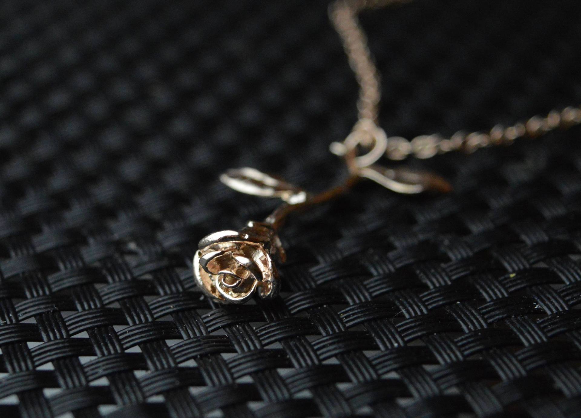 Schöne Und Das Biest Rose Halskette, Gold Valentinstag Geschenk Für Frauen, Anhänger, Sie, Zierliche Halskette Schöne Und Das Biest Rose Halskette, Gold Valentinstag Geschenk Für Frauen, Anhänger, Sie, Zierliche Halskette von XOCustomJewelryGifts
