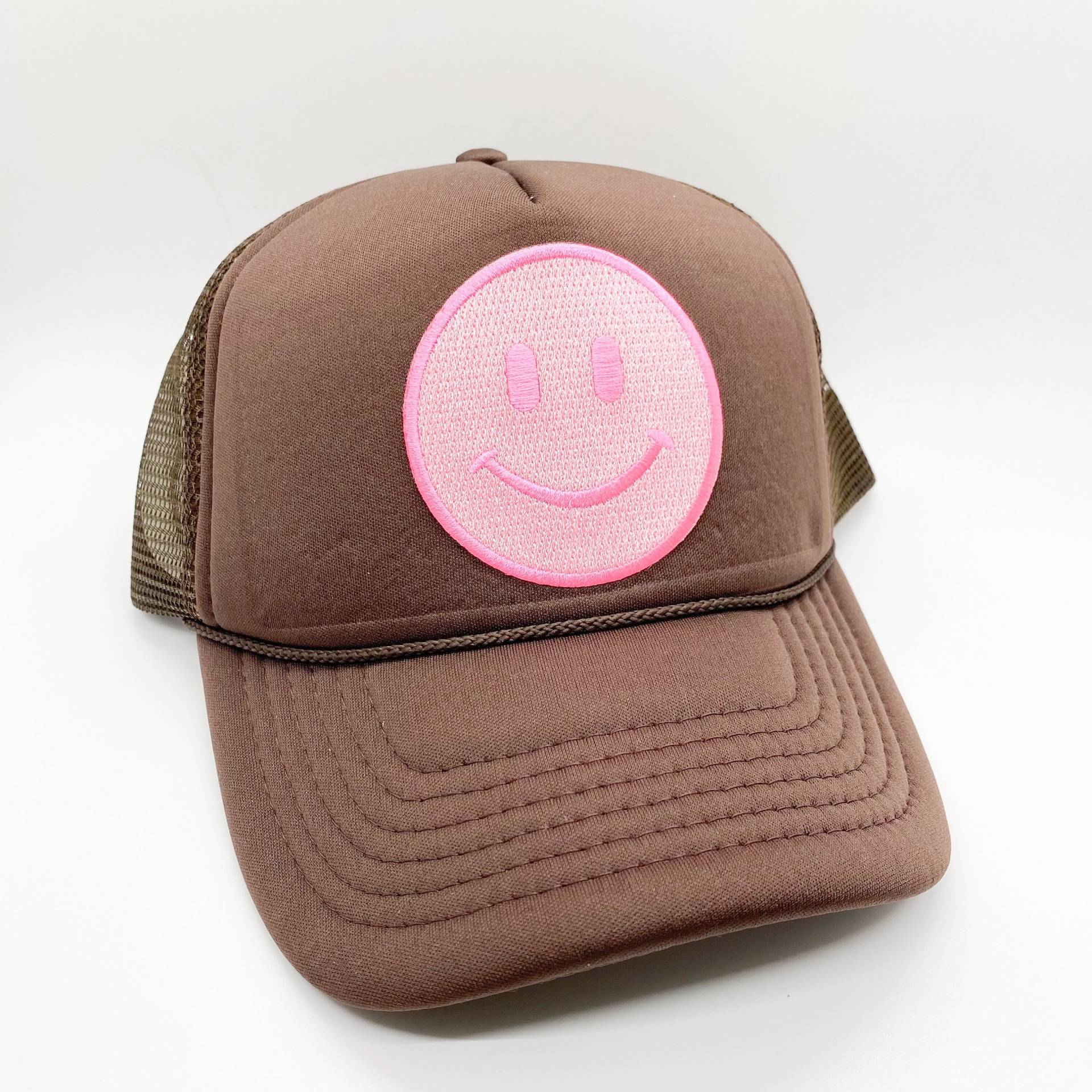 Braun Pink Happy Face Trucker Mütze | Smile Patch Hut Lächelnder Aus Schaumstoff Unisex Ball Cap Baseball von XOKendallCo