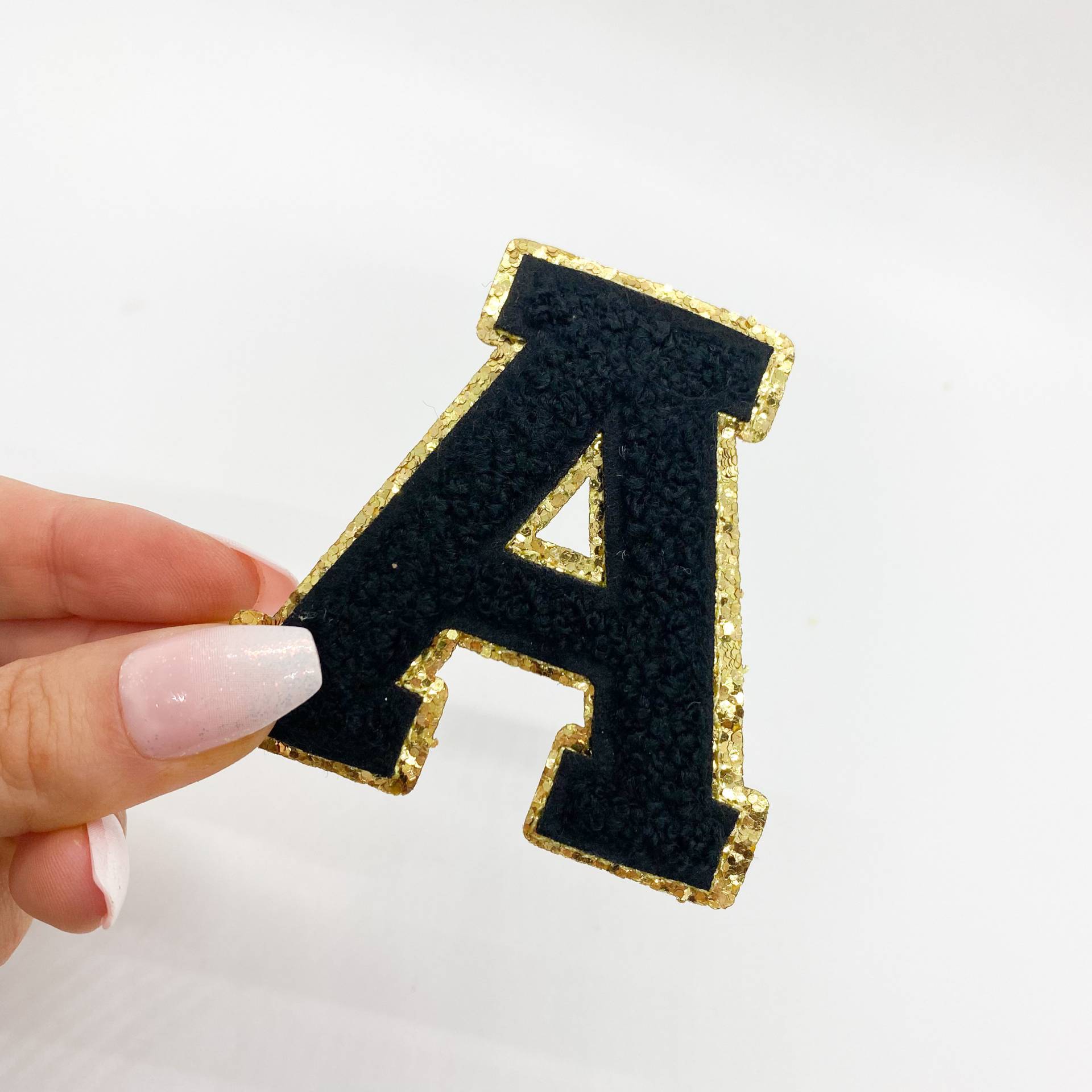 Bügeln 2, 5" Schwarz | Varsity Glitzer Buchstabe Chenille Initial Aufnäher Gold Rücken A-Z Alphabet von XOKendallCo