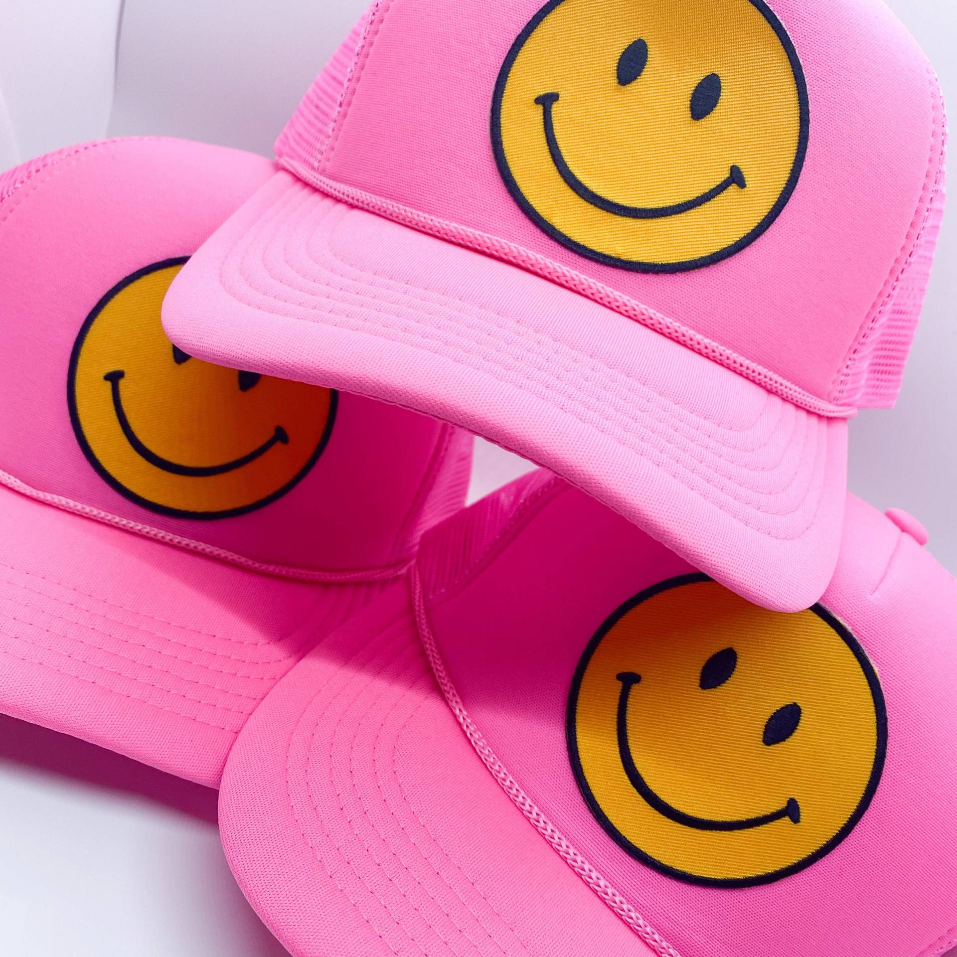 Glücklicher Hut Happy Face Trucker | Smile Patch Lächelnder Mütze Aus Schaumstoff Unisex Ball Cap Baseball von XOKendallCo