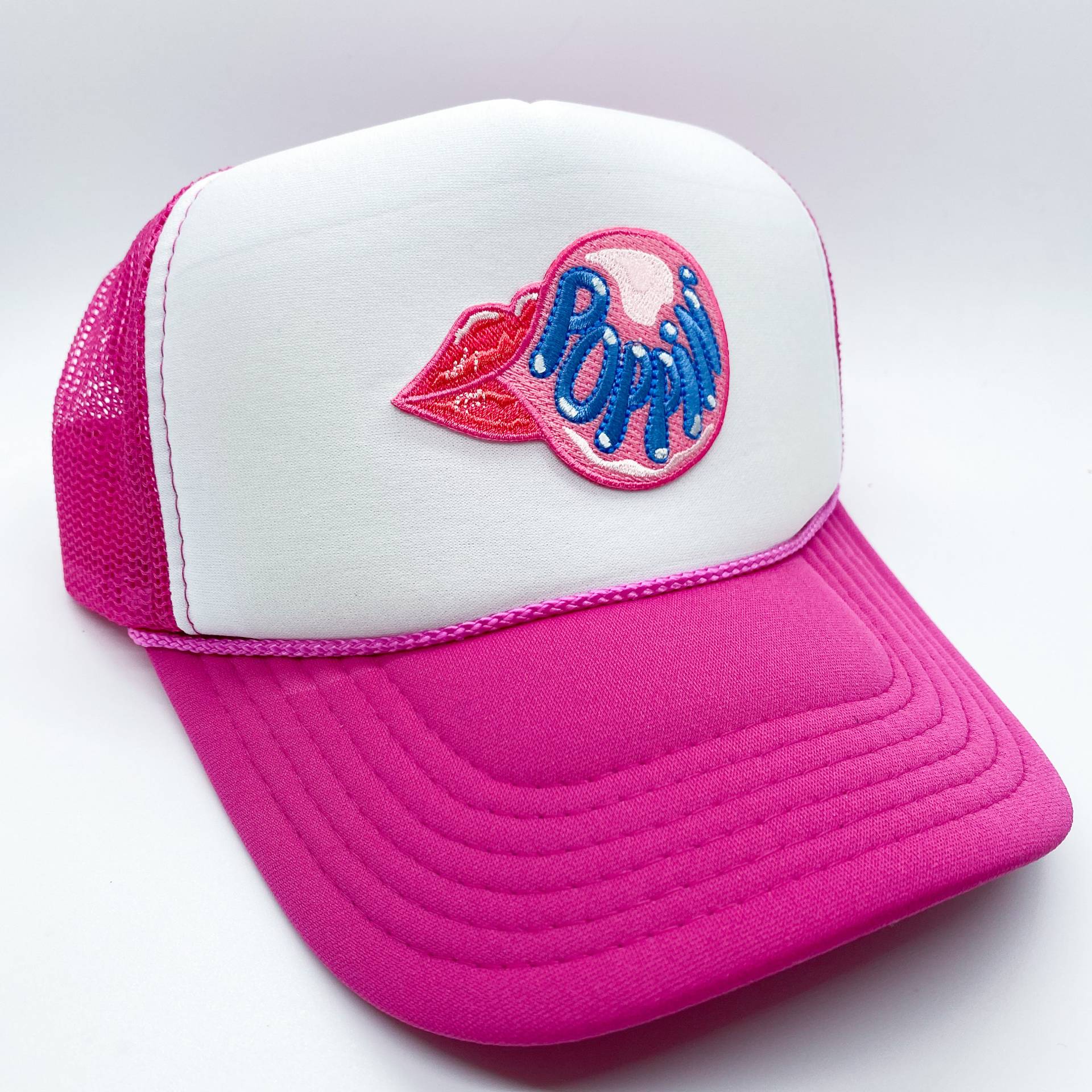 Poppin' Bubblegum Patch Trendiger Trucker Hut | Sommer Mütze Lächelnde Schaumstoff Mesh Unisex Ball Cap Baseball Cap von XOKendallCo