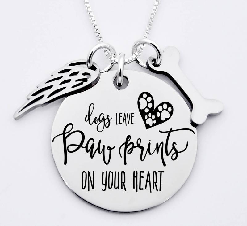 Hunde Hinterlassen Pfotenabdrücke Auf Dein Herz, Edelstahl Halskette Mit Flügel Und Hund Knochen-Anhänger von XOXOandcompany