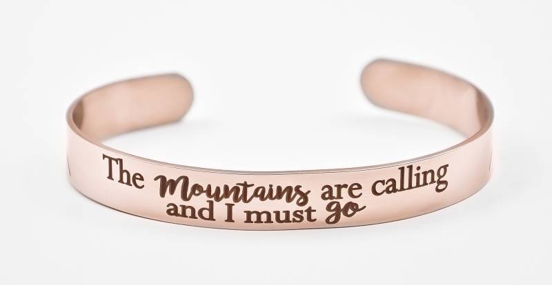Rosegold Armband, Die Berge Rufen Und Ich Muss Gehen Schmuck, Abenteuer, Reise Manschettenarmband von XOXOandcompany