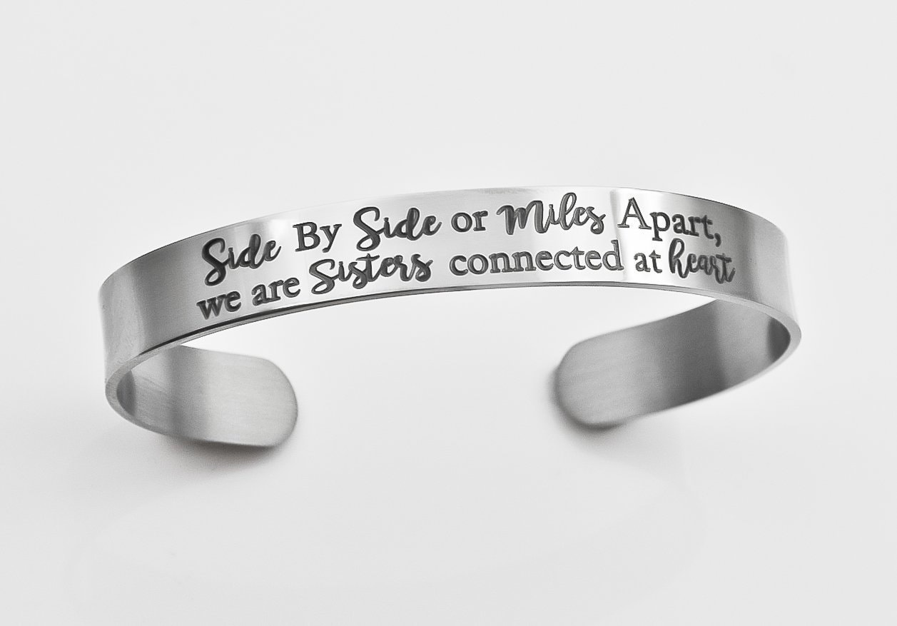 Schwester Zu Geschenk - Seite An Oder Meilen Voneinander Entfernt, Wir Sind Schwestern, Verbunden Durch Das Herz Armband, Personalisierte Manschette von XOXOandcompany