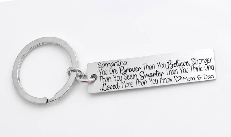 Sie Sind Mutiger Als Sie, Schlüsselanhänger, Geschenk Für Die Tochter, Abschlussgeschenk, Ermutigung, Inspirierend Geschenk, Stärker, Schlauer von XOXOandcompany