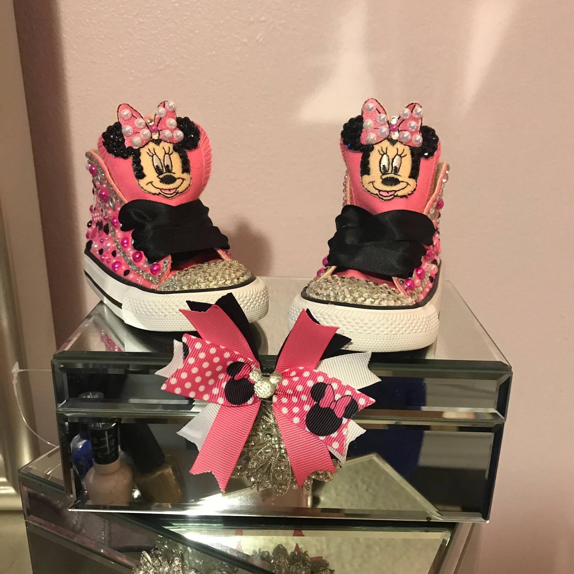 Minnie Mouse Converse | Pink Minnie Mouse Converse | Pink von XOXOcreationsbyVero