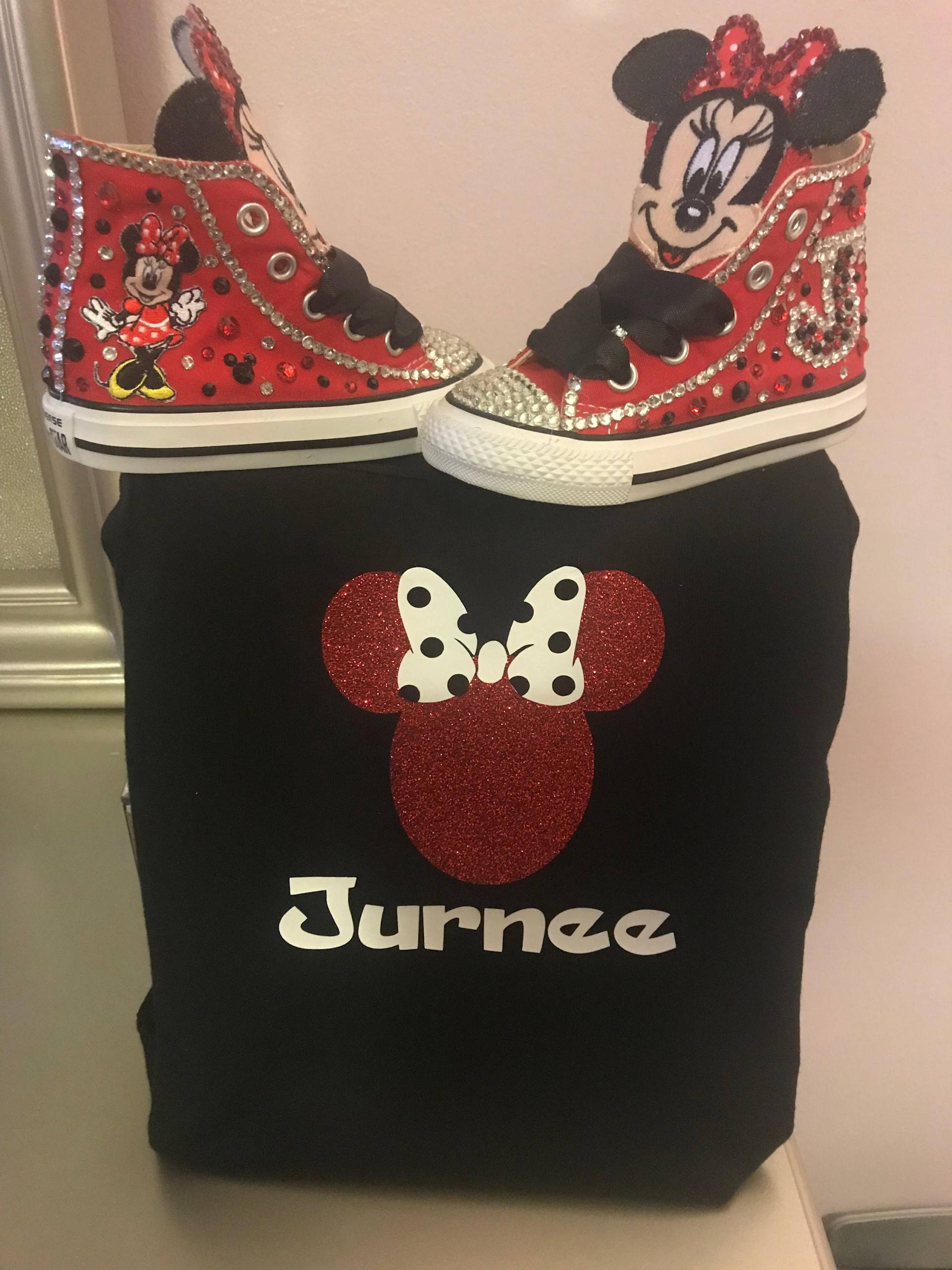 Minnie Mouse Converse Minnie Mouse Converse von XOXOcreationsbyVero