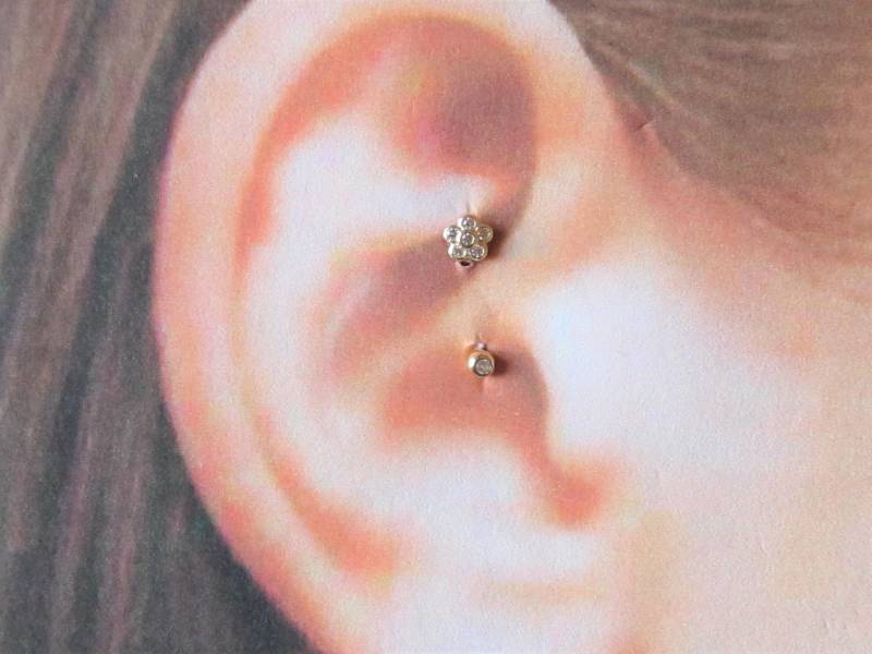14K Gold Daith Piercing Curved Flower Barbell..16G.. .8mm von XSBodyJewelry
