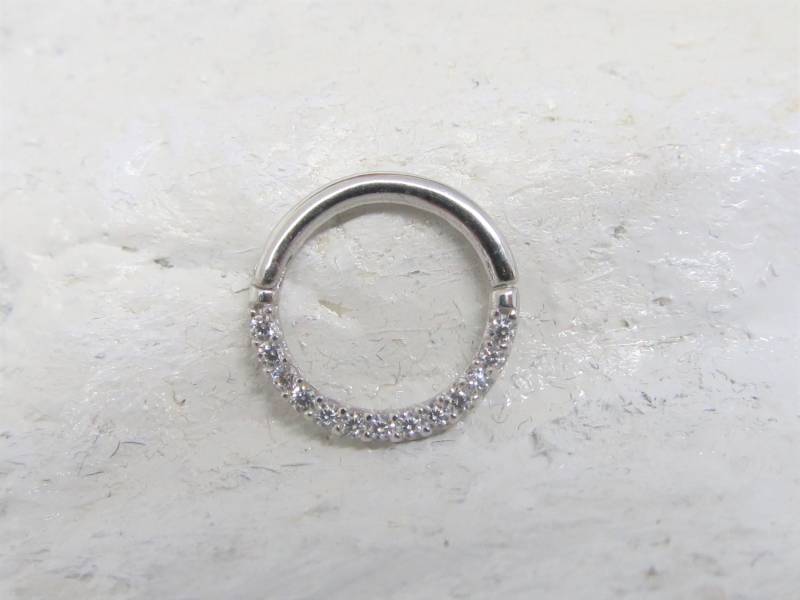 14K Massiv Weißgold Septum, Daith Piercing Hinged Half Paved Cz Clicker Ring.. 16G.. 8mm Oder 10mm von XSBodyJewelry