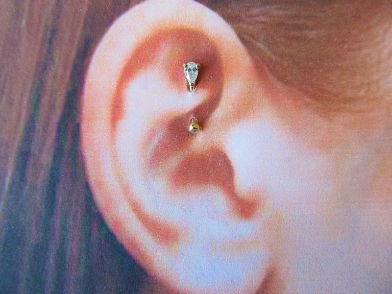 14K Solid Gold Rook Gebogen Tear Drop Cz Double Jeweled Barbell ..16G ..8 Mm 14K Solid Gold Rook Gebogen Tear Drop Cz Double Jeweled Barbell ..16G ..8 Mm von XSBodyJewelry