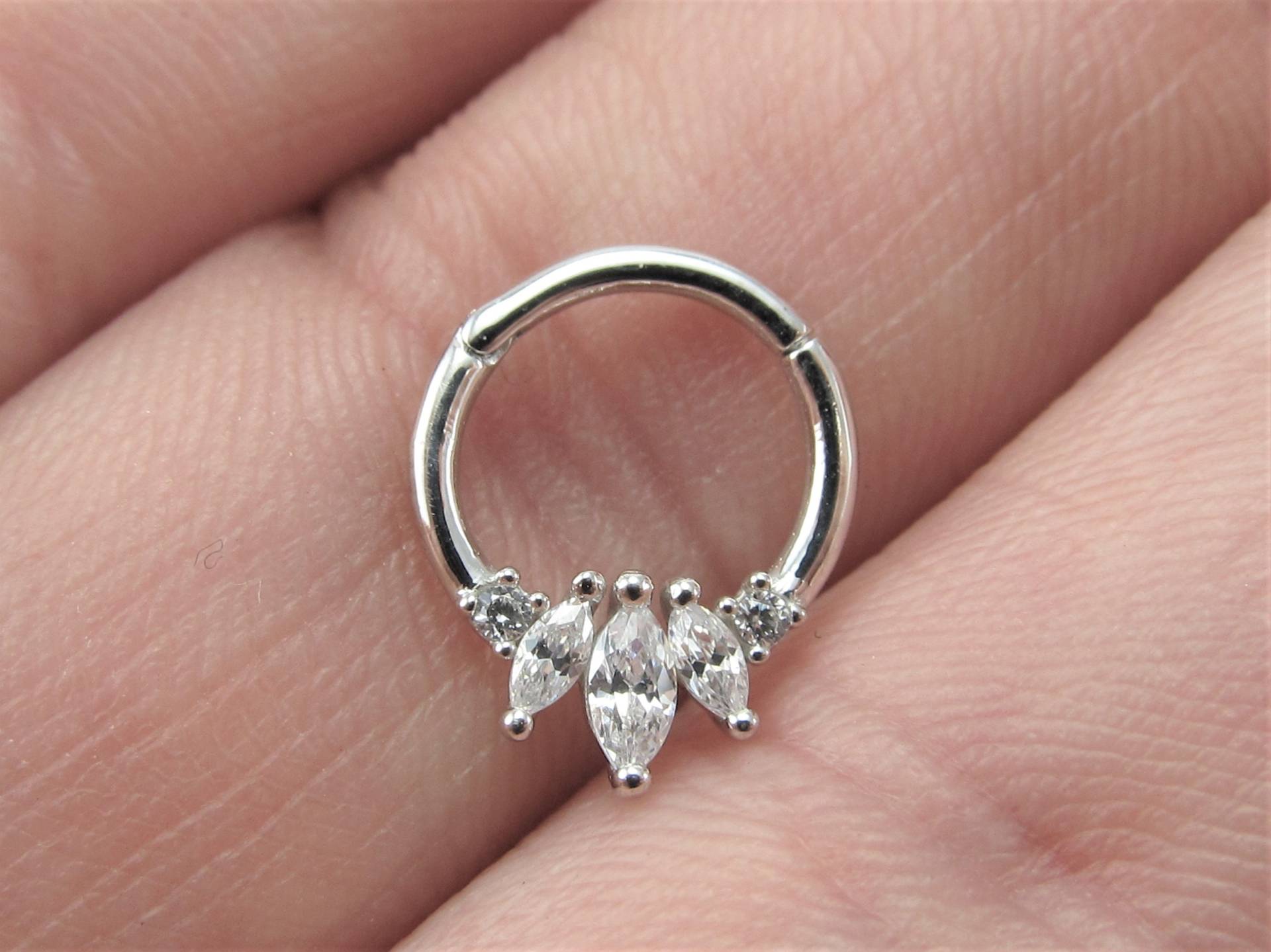 14K Weißgold Daith Piercing Schöne Marquise Klapp Clicker Ring..16G..8 Mm Oder 10 von XSBodyJewelry