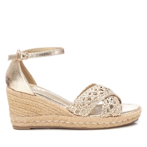 XTI |Sandalias XTI para mujer 142774 moda joven color oro con cierre de hebilla y plataforma von XTI