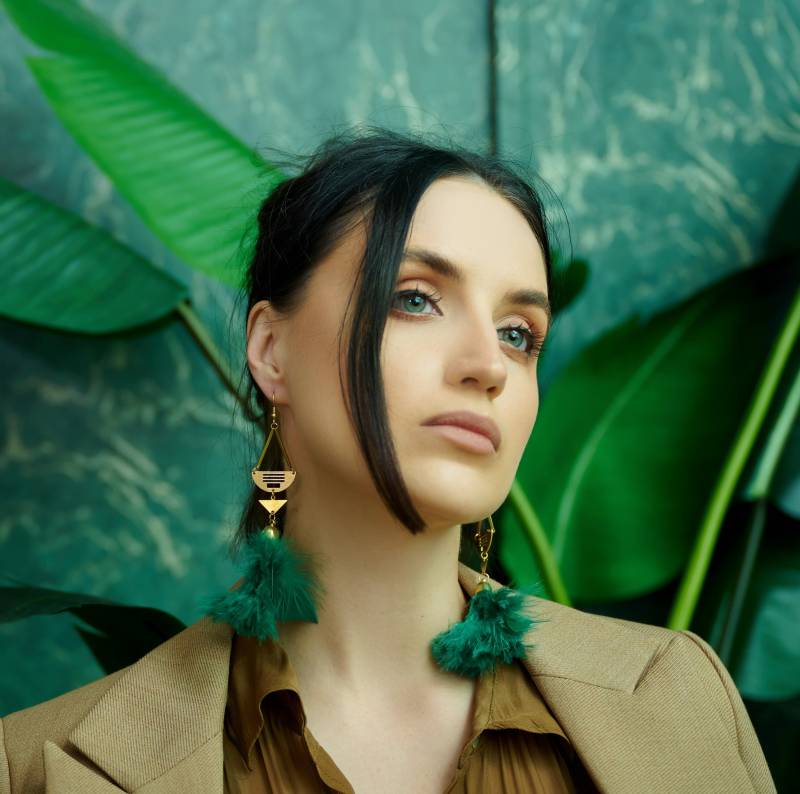 Smaragdgrüne Feder Ohrringe Art Deco Messingschmuck von XTRAbyStacey