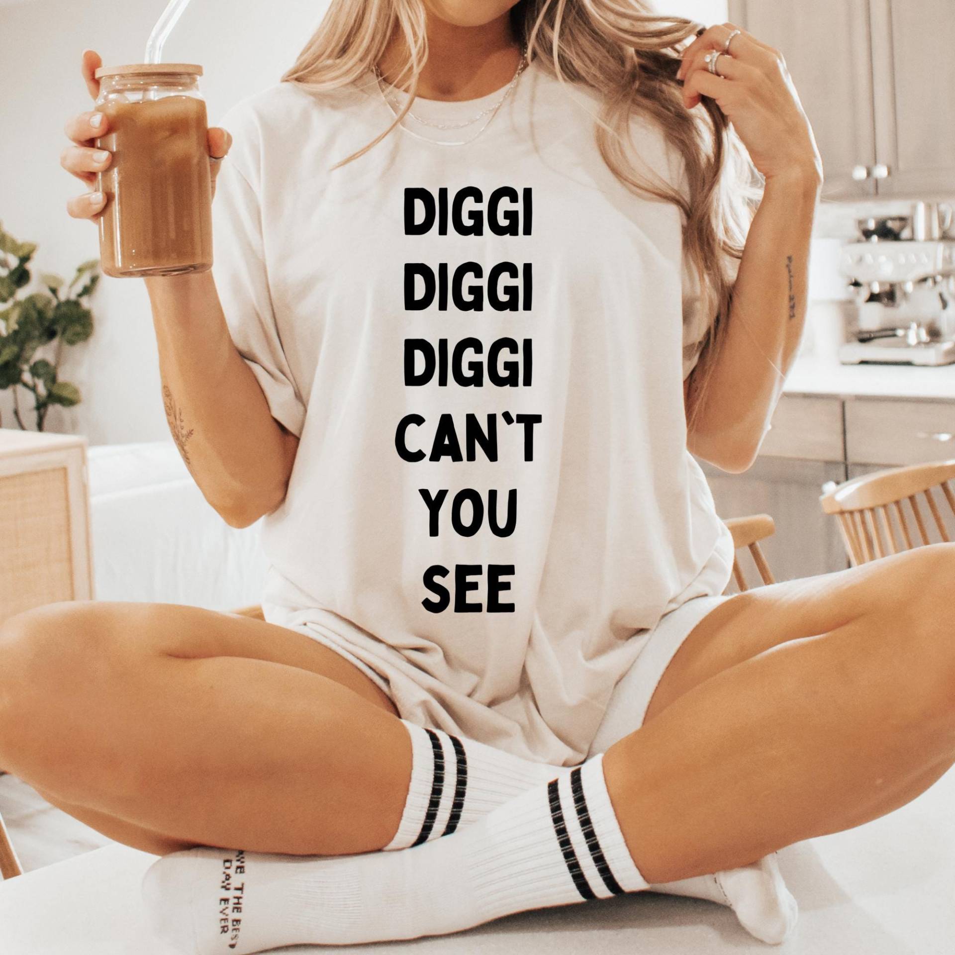Diggi | Lustiges T-Shirt Mit Text Unisex Shirt Meme Oversized Möglich Bella + Canvas 3001 Hamburg Bremen Diggi | Lustiges T-Shirt Mit Text Unisex Shirt Meme Oversized Möglich Bella + Canvas 3001 Hamburg Bremen von XXxHAPPYSASSYxXX