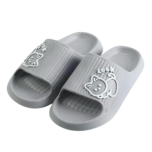 XYNM Hausschuhe für Sommer, Badezimmer, Plateau, rutschfest, für Zuhause, Bär, Cartoon, Flip-Flops, Strand, Damen, Pantoffeln, Sandalen, Slides für drinnen und draußen, grau, 38/39 EU XYNM Hausschuhe für Sommer, Badezimmer, Plateau, rutschfest, für Zuhause, Bär, Cartoon, Flip-Flops, Strand, Damen, Pantoffeln, Sandalen, Slides für drinnen und draußen, grau, 38/39 EU von XYNM