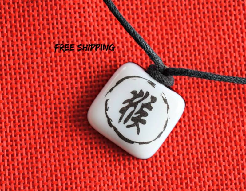 Affe-Tierkreis. Jahr Des Affen. Glückskunst-Vermögen. Personalisiertes Geschenk. Glasanhänger. Zen Asiatisch. Sammelstück. Chinese Brief Affe-Tierkreis. Jahr Des Affen. Glückskunst-Vermögen. Personalisiertes Geschenk. Glasanhänger. Zen Asiatisch. Sammelstück. Chinese Brief von XanaLu
