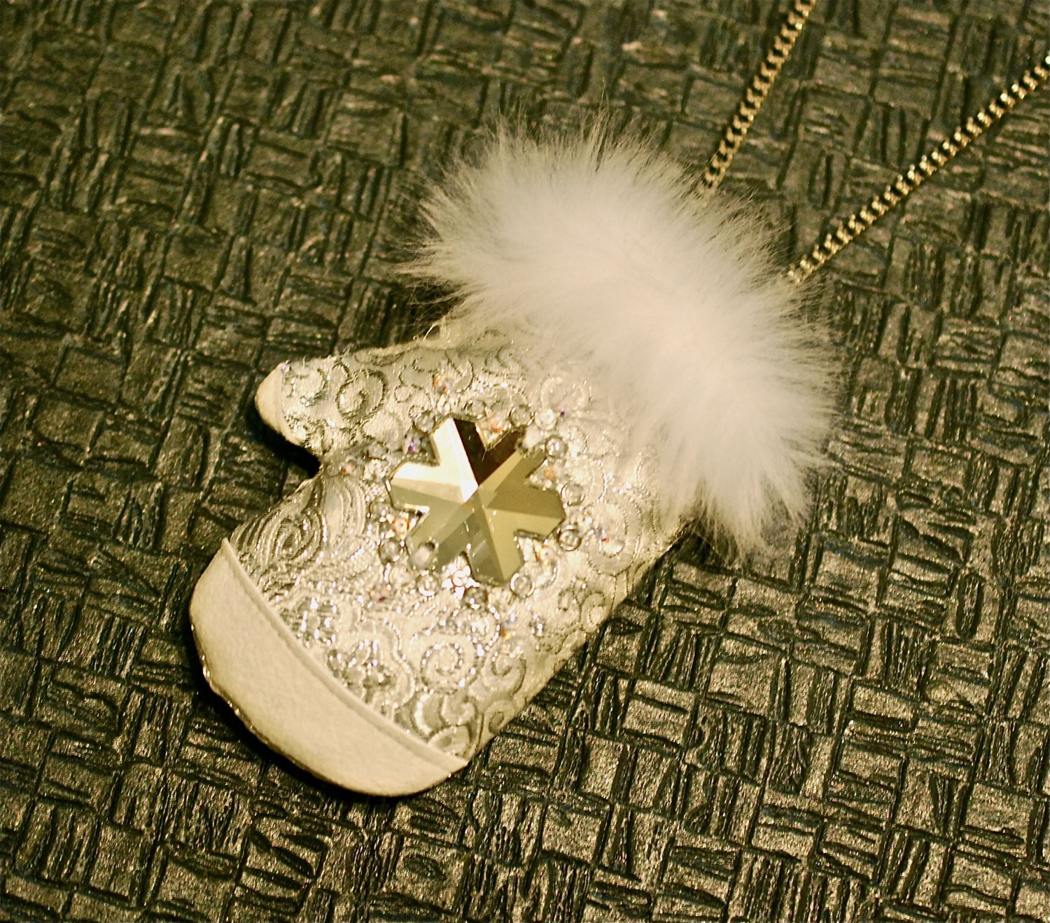 Crystalized, Gestickte Winter Silber Handschuh-Halskette von XanderDesignShop