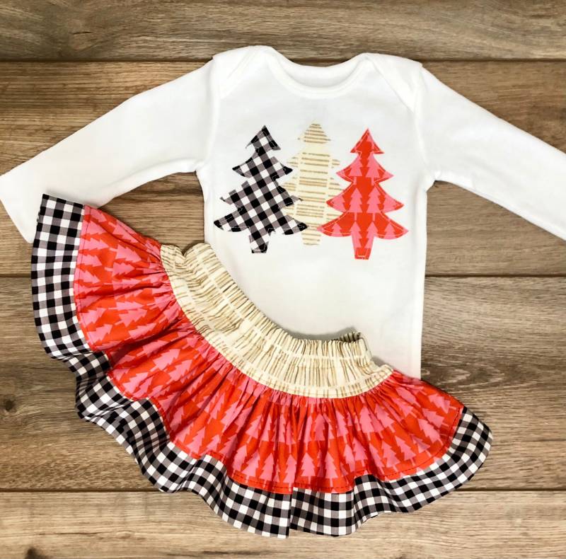 Mädchen-Weihnachtsfeiertags-Outfit-Babys Erstes Weihnachten Onesie Mit Schwarzem Tüll-Rock von Xannazoo