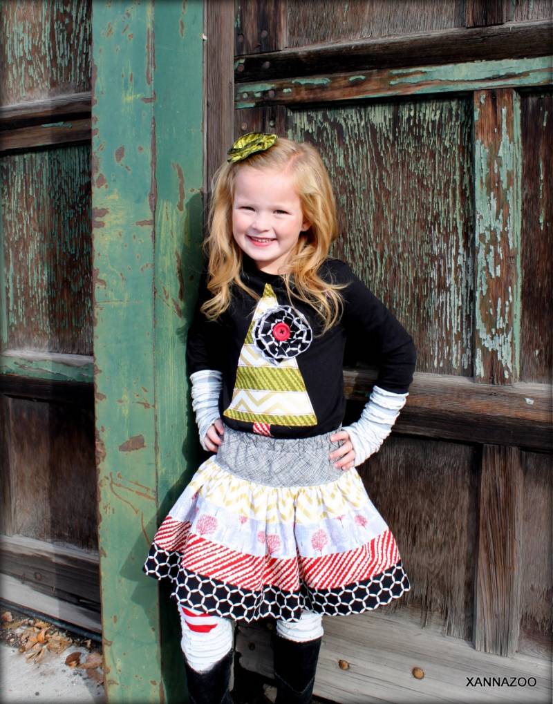 Mädchen Weihnachtskleid Outfit Moderner Weihnachtsbaum Shirt Und Rock Set von Xannazoo