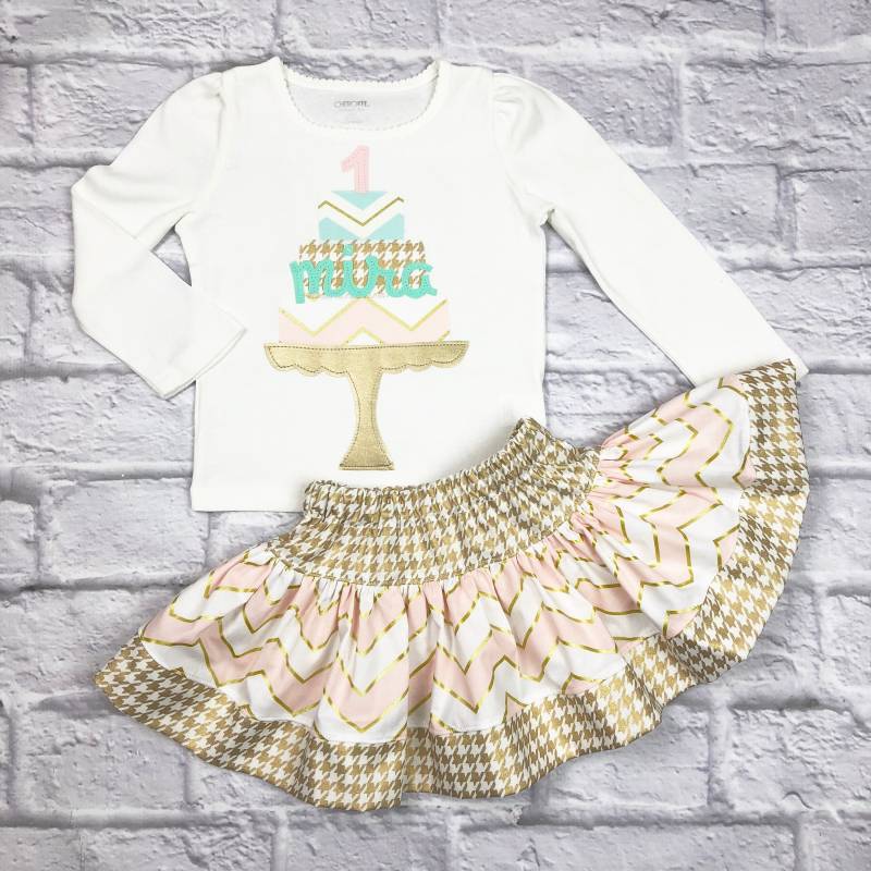 Modernes Personalisiertes Geburtstagstorte Chevron Gold Girl Outfit von Xannazoo