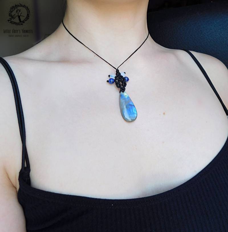 Labradorit Makramee Anhänger, Tropfen Edelstein Lapis Lazuli Opalit Verstellbare Halskette von XanthiElena