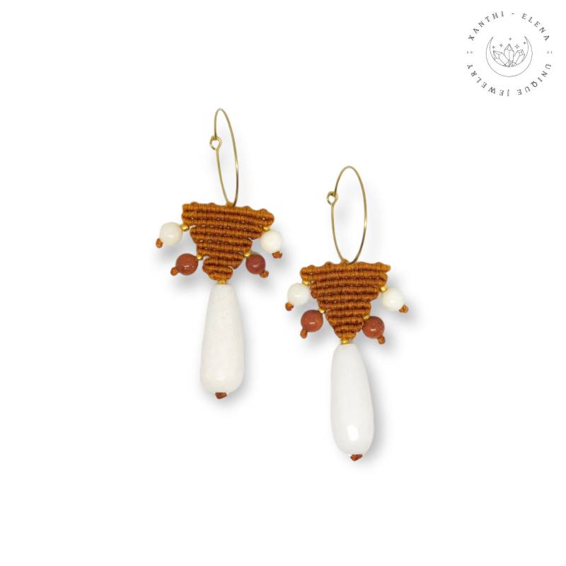Makramee-Perlen-Orange-Creolen Mit Jade Und Goldstein, Gewebte Dreieck-Boho-Ohrringe von XanthiElena