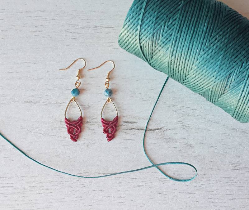 Minimale Makramee-Ohrringe Mit Türkis Und Rot, Tropfenförmige Messingohrringe Halbedelsteinen, Boho-Frau-Alltagsohrringe von XanthiElena