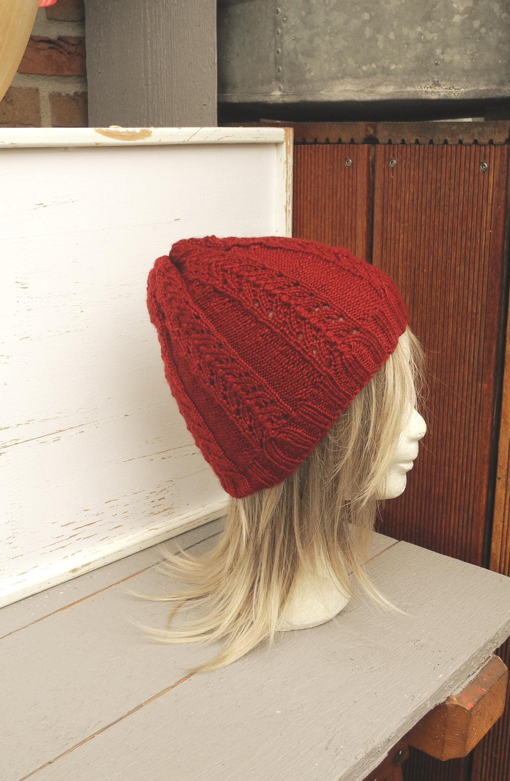 Bordeauxfarbene Damenbeanie Strickmütze Handgestrickte Mütze #1548662748 von XaversFactory