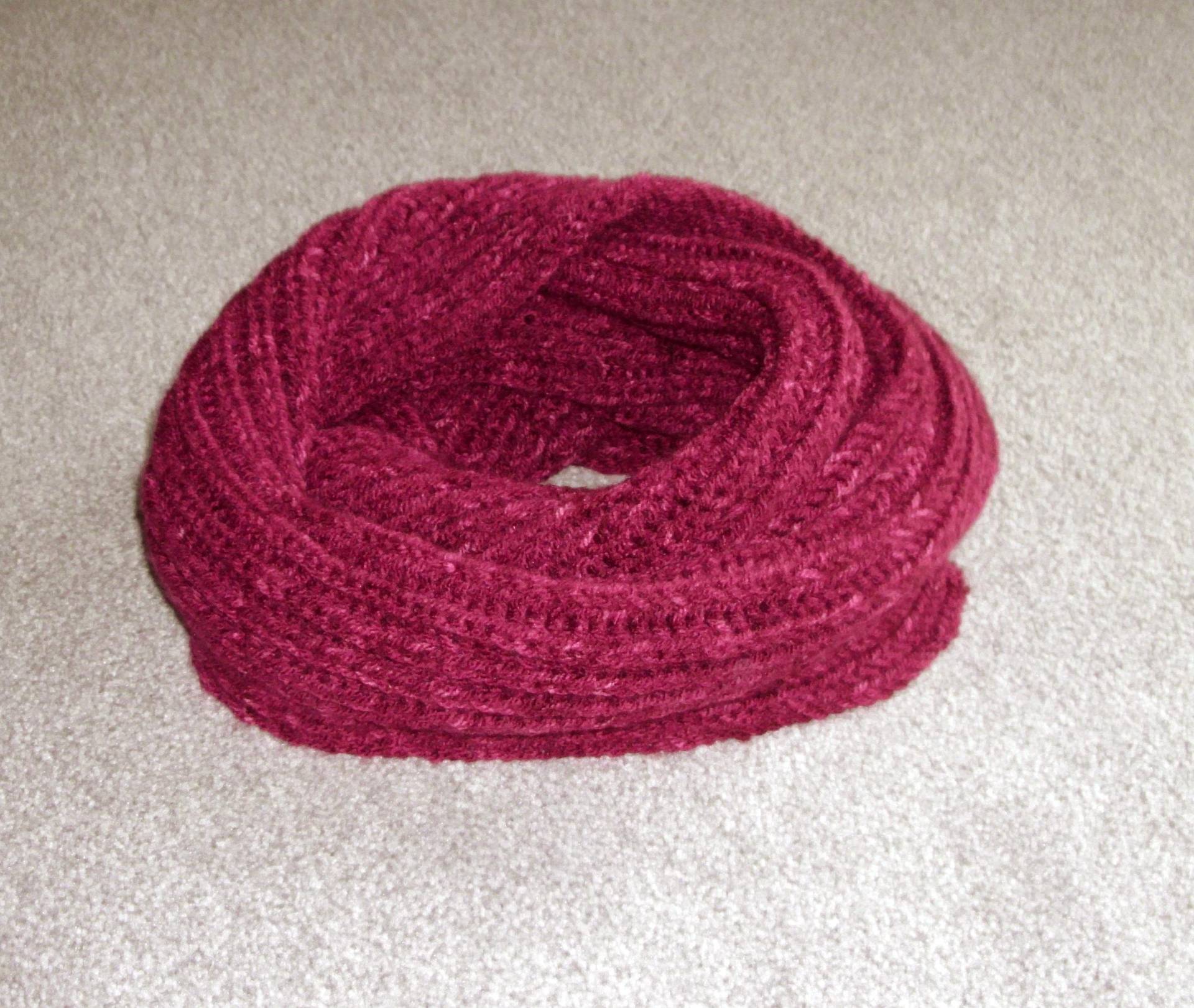 Handgestrickter Schal Gestrickter Loop Winterschal Wollschal in Beere #1087489845 von XaversFactory