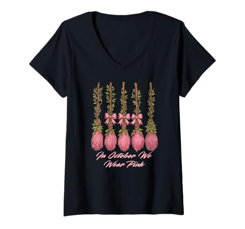 Damen Im Oktober tragen wir Pink für Brustkrebs-Bewusstseinsmonat T-Shirt mit V-Ausschnitt Damen Im Oktober tragen wir Pink für Brustkrebs-Bewusstseinsmonat T-Shirt mit V-Ausschnitt von Xeire Studios