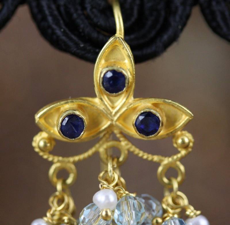 Chamunda Ohrring - 18K Solid Gold Baumeln, Verzierte Blumen Ohrdraht, London Blue Topas, Kyanit, Perlen von XenaCarterDesigns