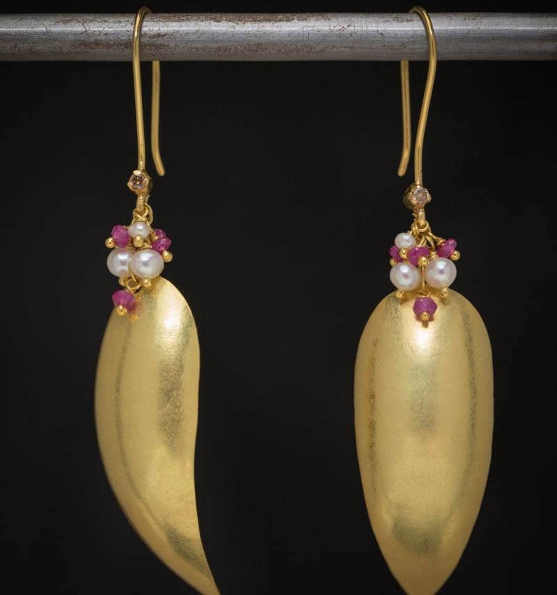 Rani Ohrringe - 18K Solid Gold Dangle, Sapphire, Perlen, Diamant Akzente Rani Ohrringe - 18K Solid Gold Dangle, Sapphire, Perlen, Diamant Akzente von XenaCarterDesigns