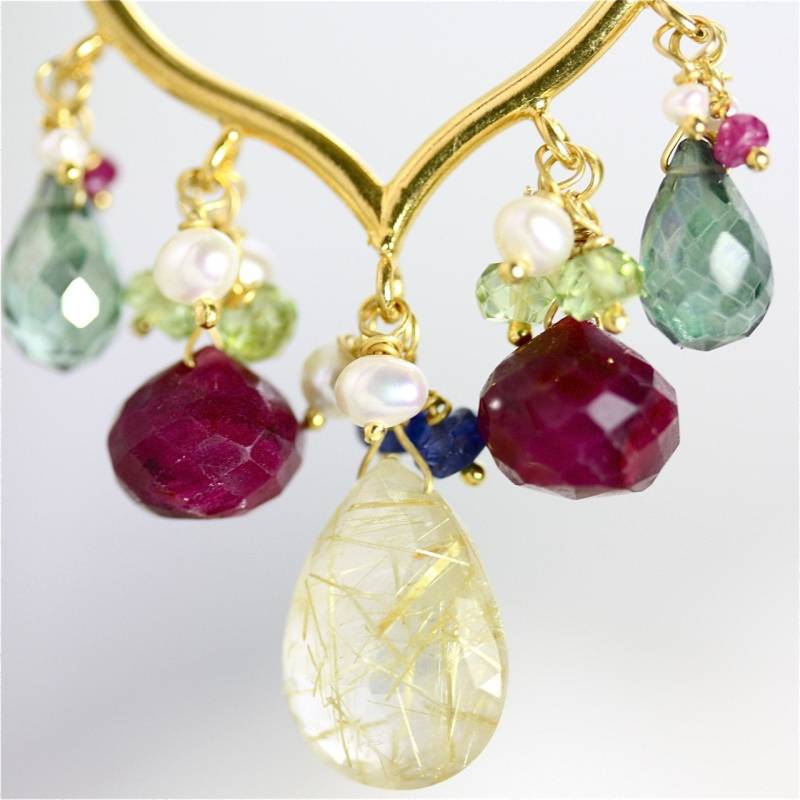 Saraswati Ohrring - 18 Karat Solid Gold Hoop, Rutilquarz, Rubin, Peridot, Perlen Saraswati Ohrring - 18 Karat Solid Gold Hoop, Rutilquarz, Rubin, Peridot, Perlen von XenaCarterDesigns