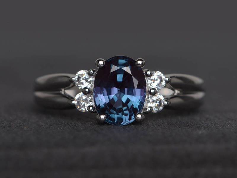 Alexandrit Ring Juni Geburtsstein Farbe Wechselnde Edelsteine Sterling Silber Oval Geschliffenen Edelstein von XiaoCuiJewelry