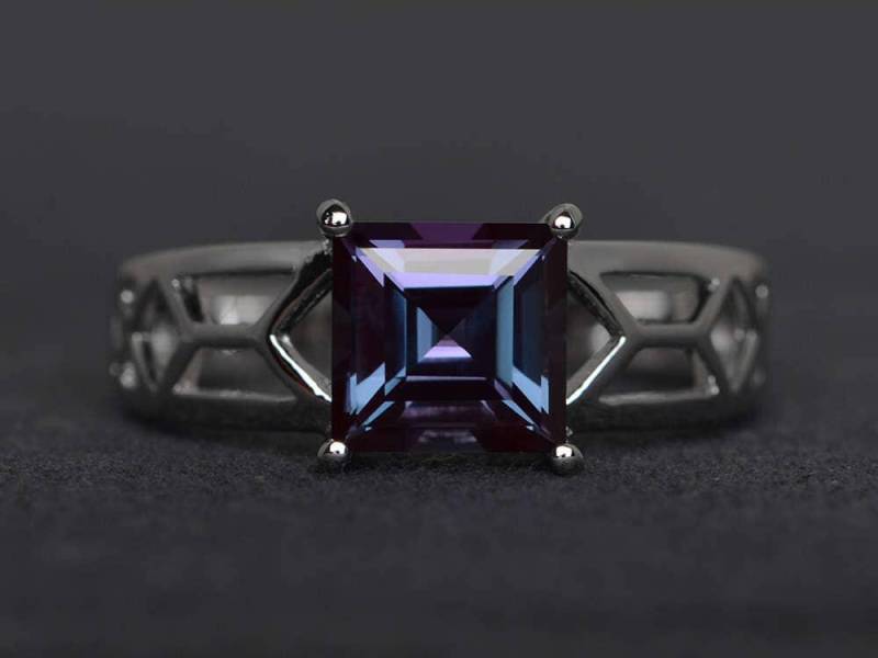 Alexandrit Ring Quadratisch Geschnitten Hochzeit Verlobungsring Solitär Sterling Silber Edelstein von XiaoCuiJewelry