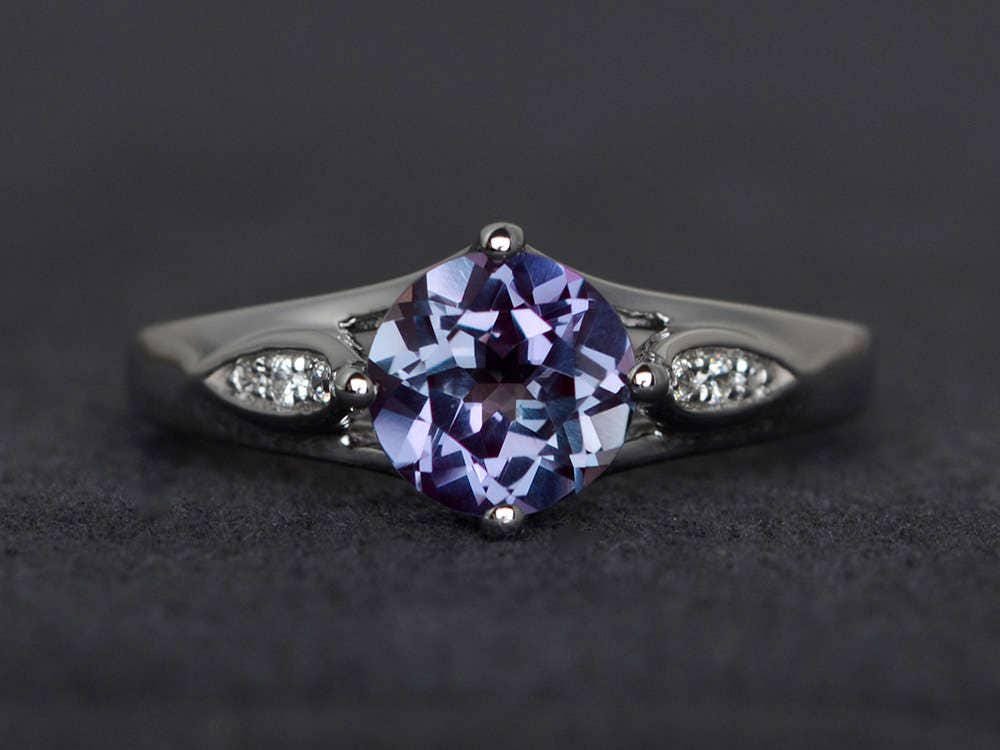 Alexandrit Ring Rund Geschliffener Edelstein Mit Farbwechsel Sterling Silber Verlobungsring von XiaoCuiJewelry