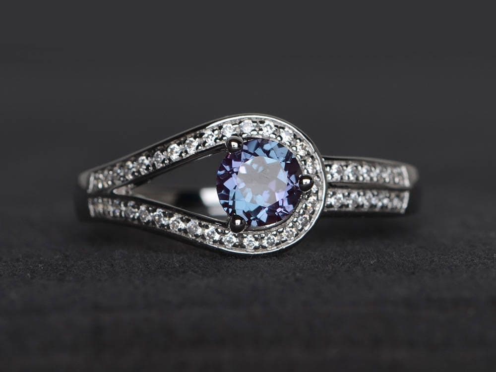 Alexandrit Ring Rundschliff Farbwechsel Sterling Silber Verlobungsring Für Frauen von XiaoCuiJewelry