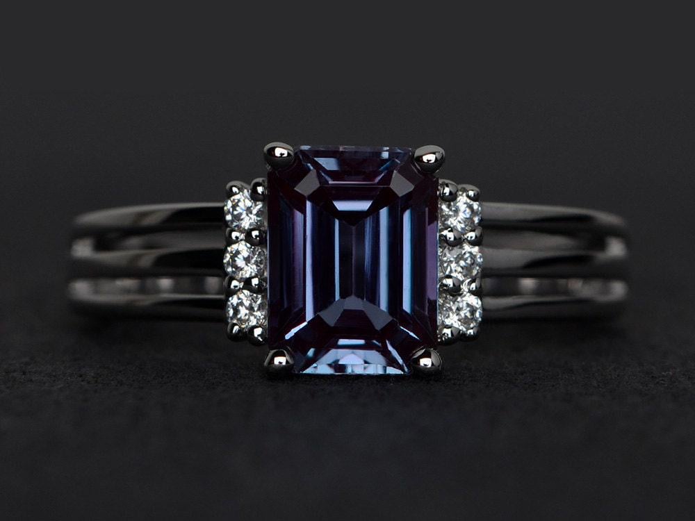 Alexandrit Ring Silber Smaragdschliff Verlobungsring Versprechensring von XiaoCuiJewelry