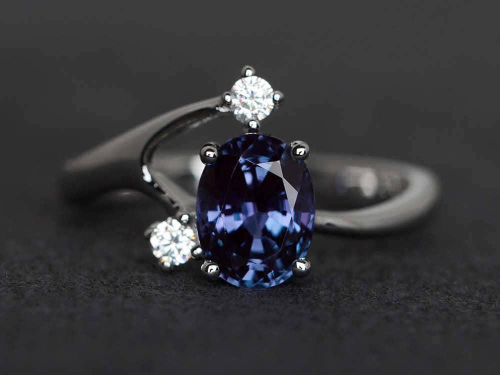 Alexandrit Ring Verlobungsring Sterling Silber Ovalschliff Farbe Mit Drei Steinen von XiaoCuiJewelry