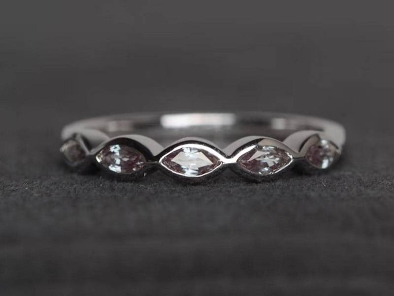 Alexandrit Trauring Marquise Schnitt Farbwechsel Ring Juni Geburtsstein Stapelbar von XiaoCuiJewelry