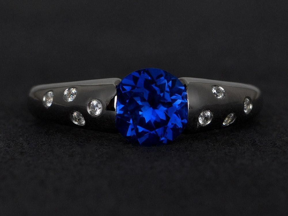 Blau Saphir Ring Silber Rund Geschnitten Edelstein-Ring Saphir-Verlobungsringe Versprechen Lünette Einstellung von XiaoCuiJewelry
